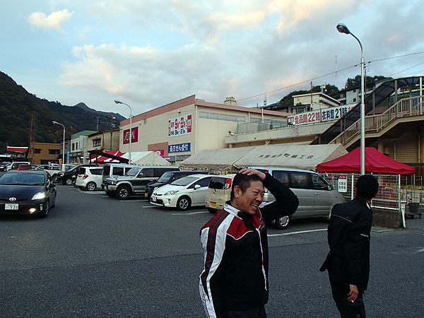 大型スーパーへ